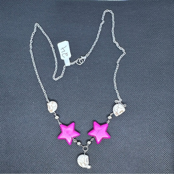 Howlite skull and fuchsia stars necklace handmade long - Picture 6 of 6